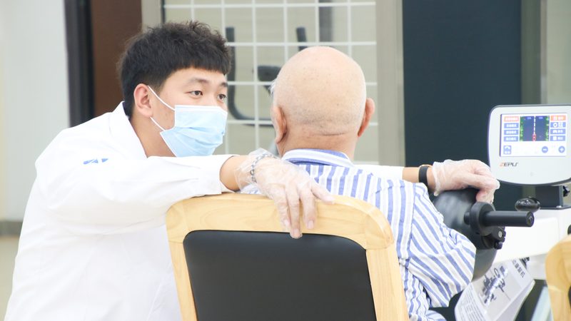 居家养老系统的定制开发，应充分考虑老年人的使用习惯和认知特点，以下是一些建议：