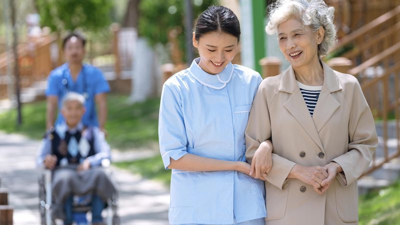 在养老护理上门服务前，家庭需要做好以下准备工作：