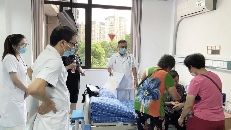 上海护工照顾老人，每月报价如何确定？**